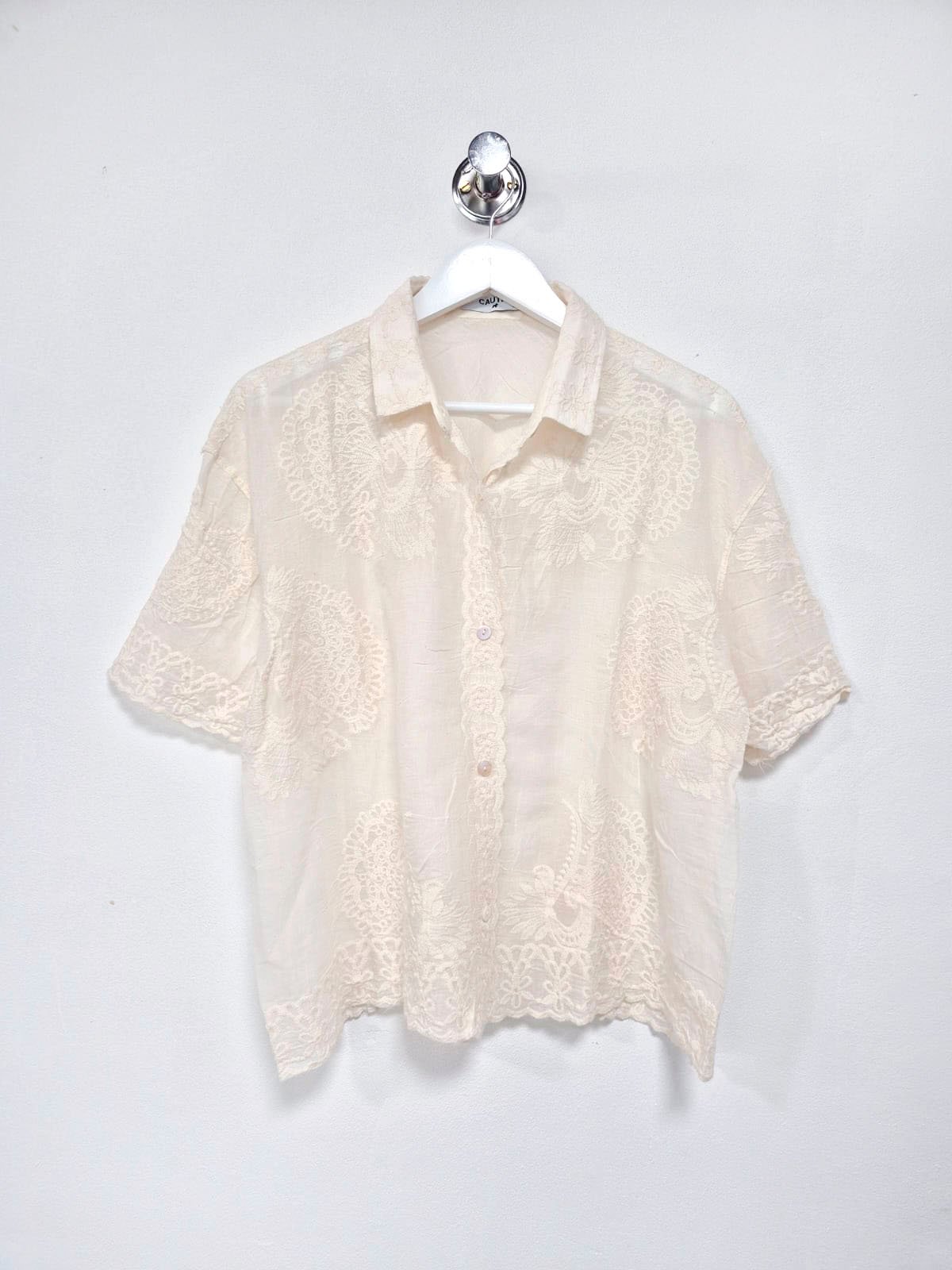 Camisa beige de encaje con cuello solapa y manga corta