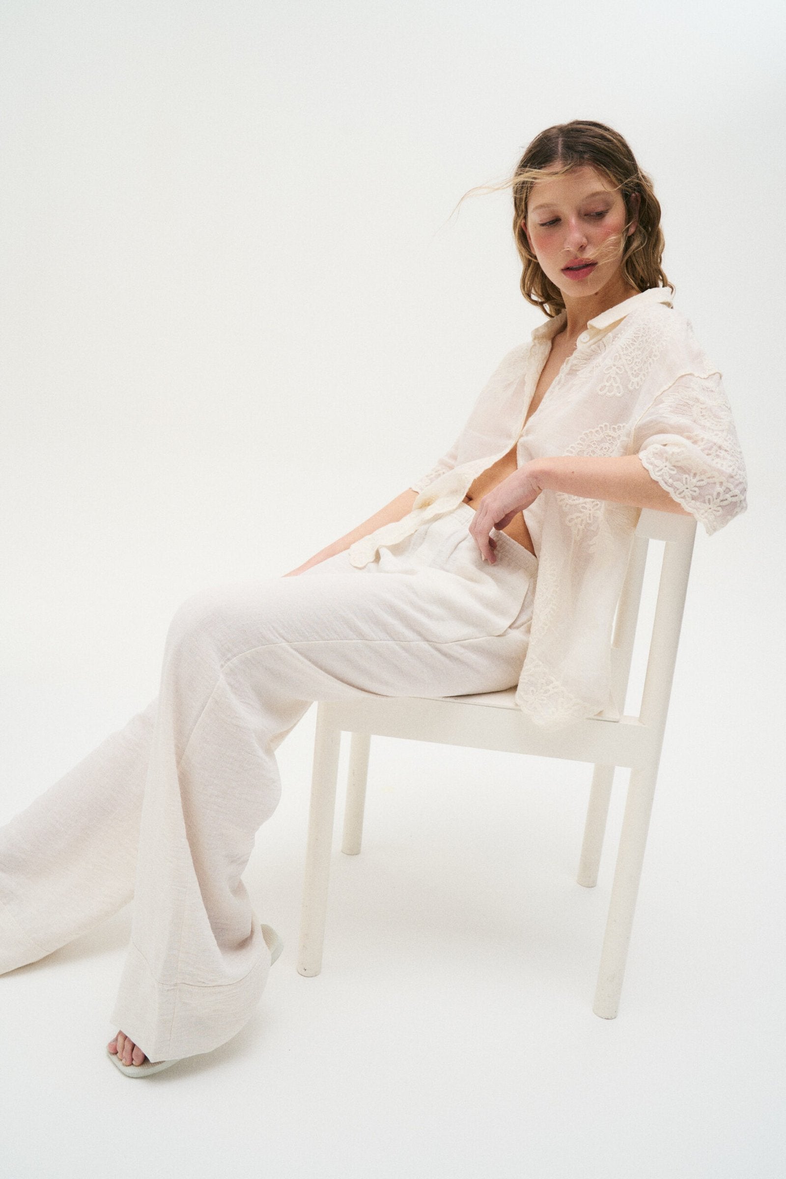 Camisa blanca de lino con encaje en mangas y escote abierto