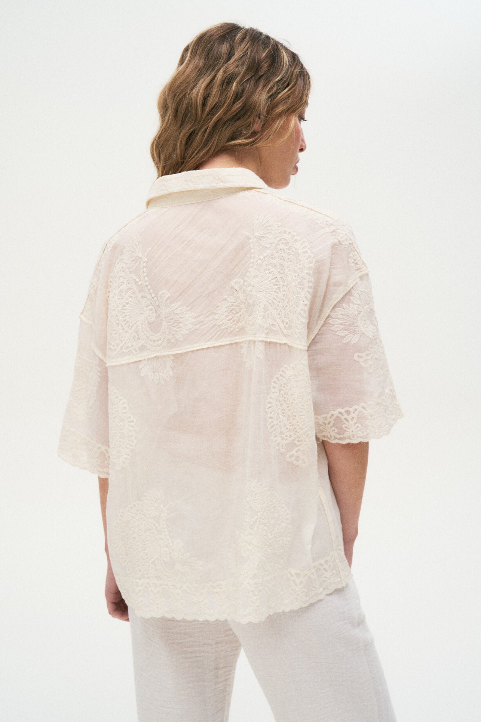 Camisa blanca de lino con encaje y manga tres cuartos