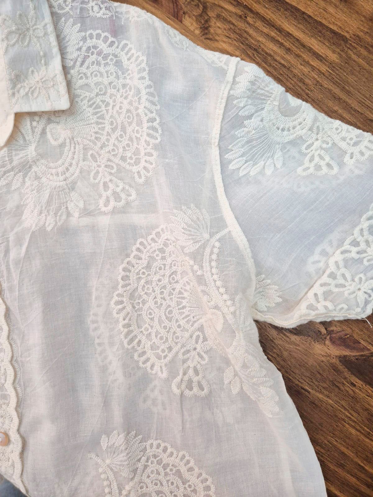 Camisa blanca de lino con encaje geométrico y manga corta