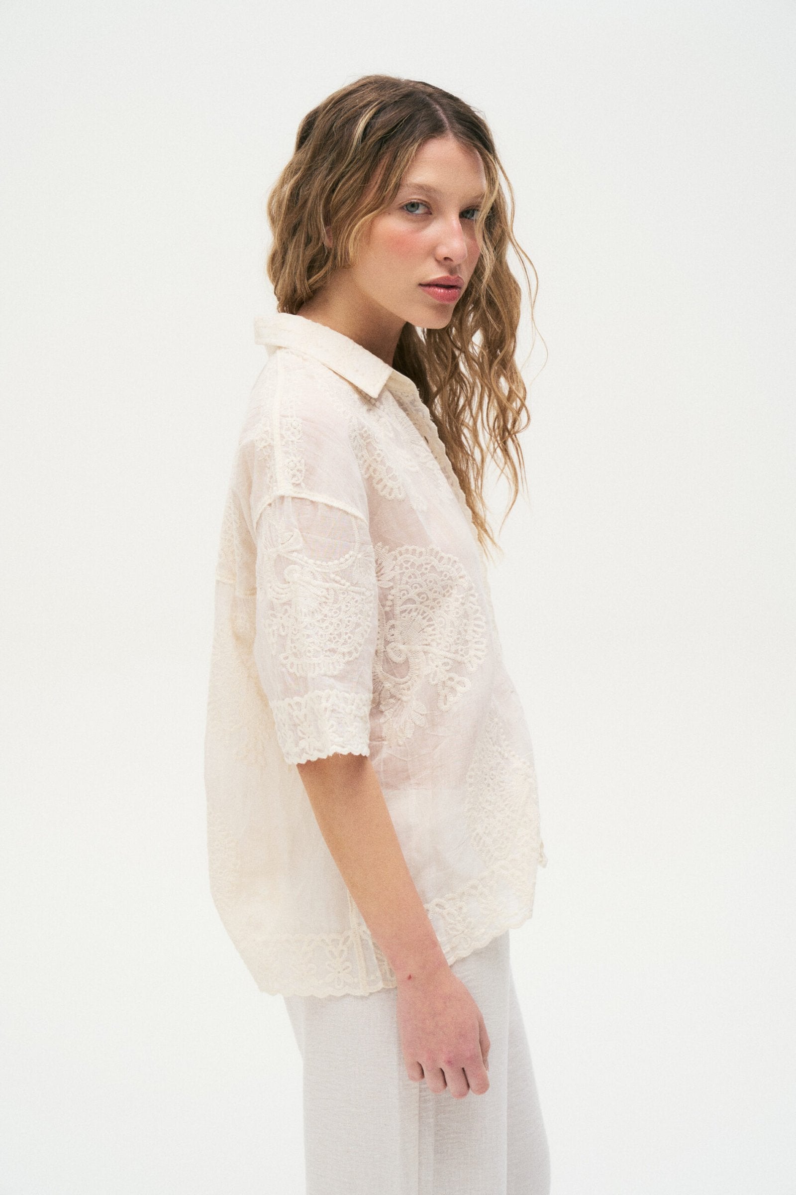 Camisa blanca de encaje con cuello solapa y manga corta