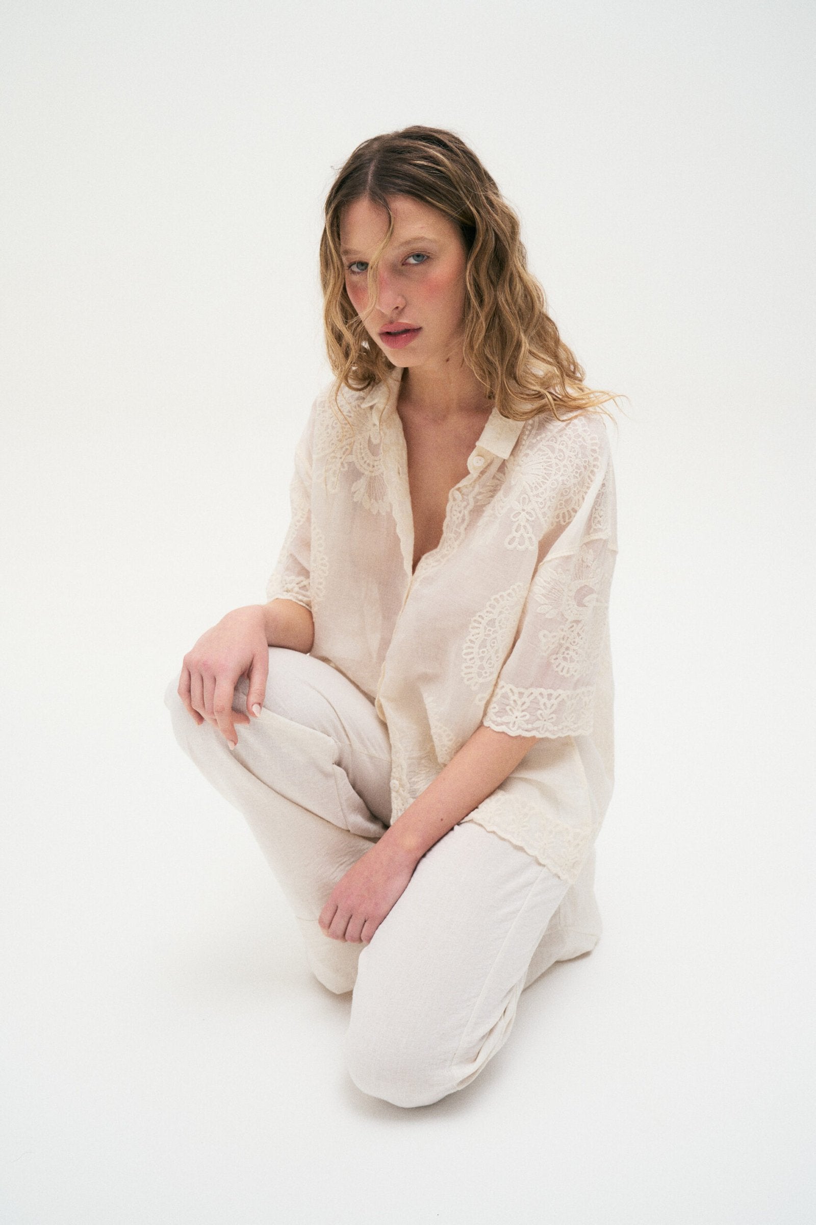 Camisa beige con textura jacquard y escote V de manga tres cuartos