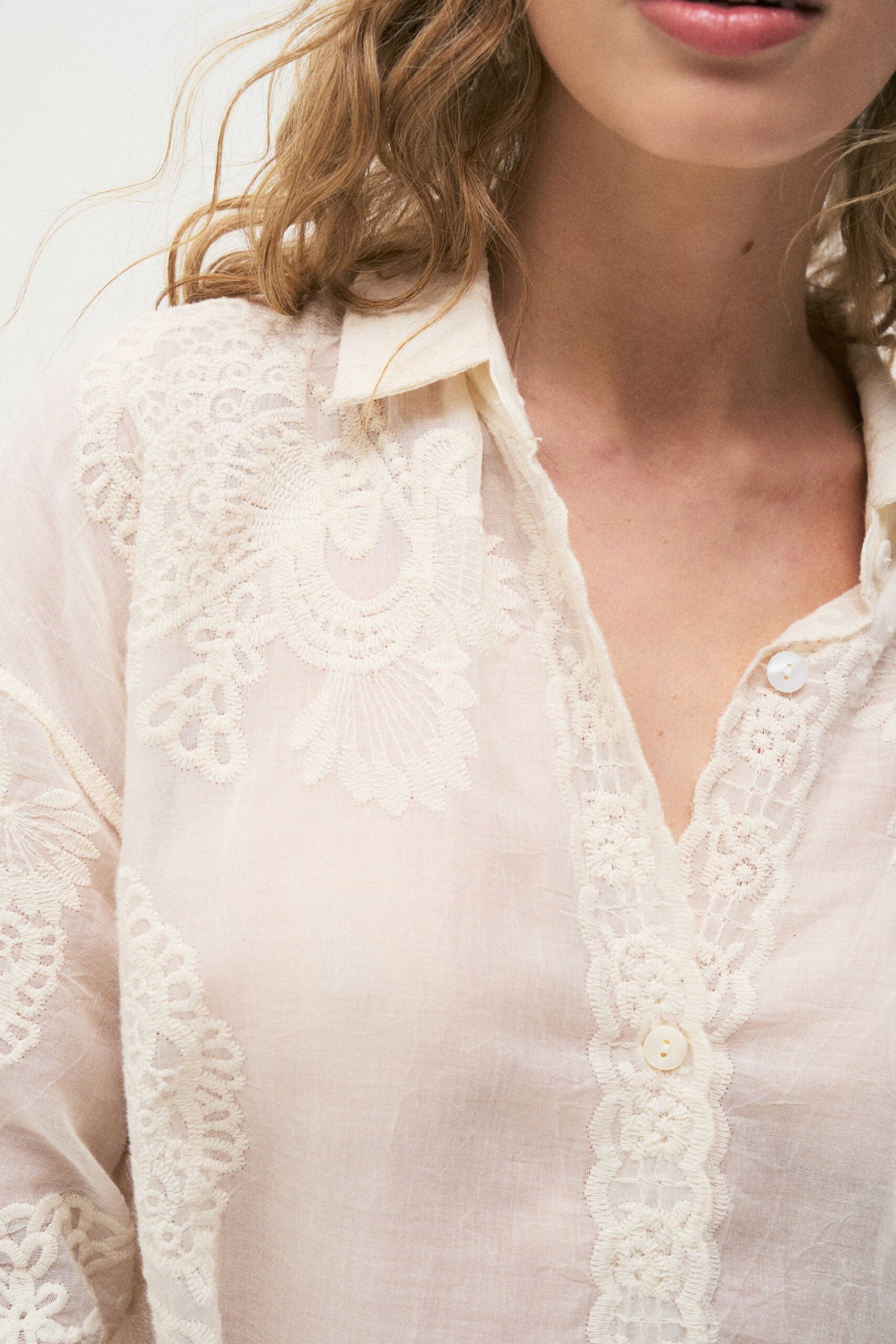 Camisa blanca de lino con encaje bordado y escote en V