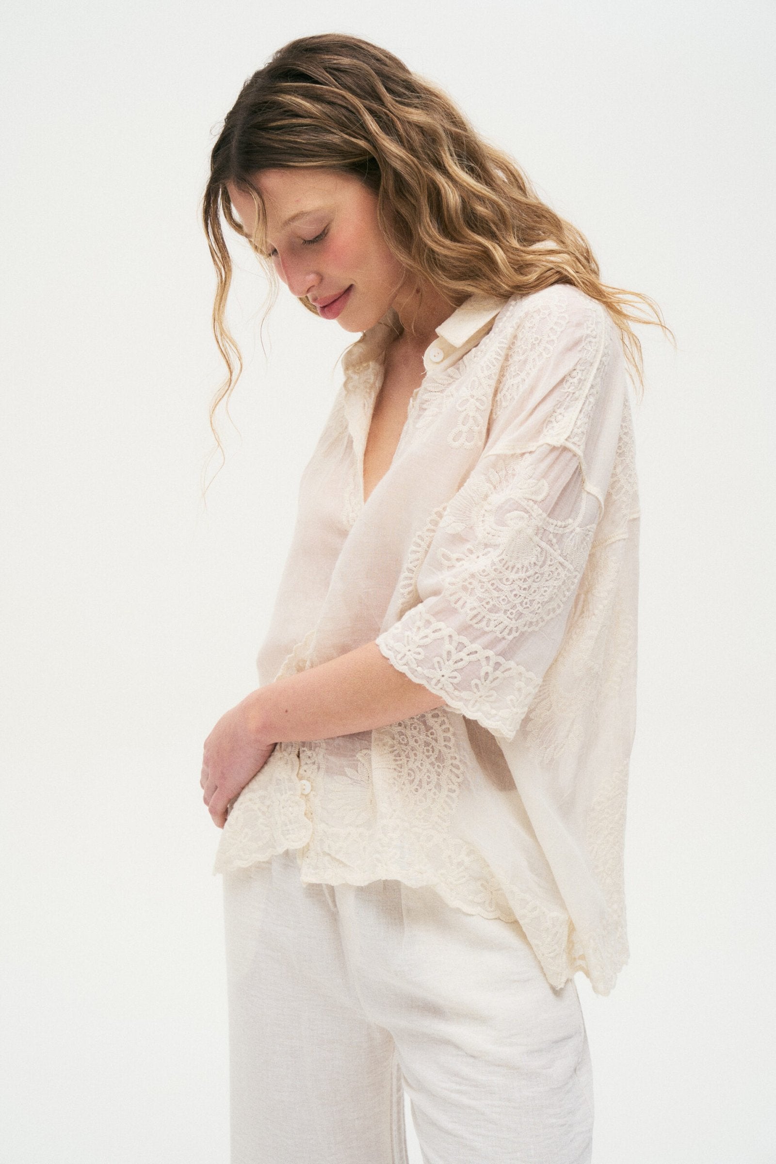 Camisa beige de lino con encaje y escote en V profundo