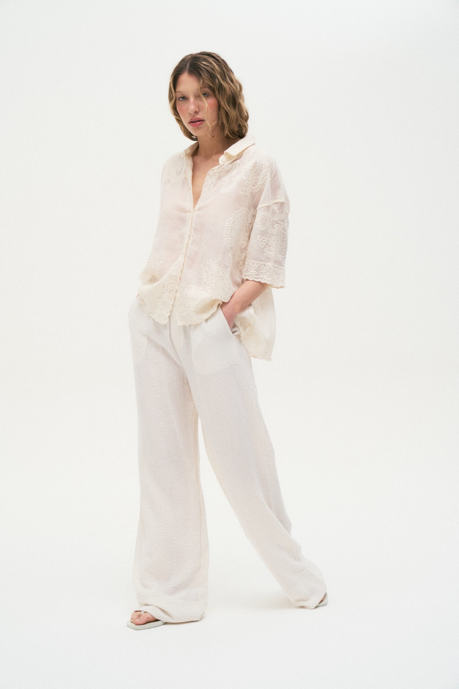 Camisa blanca con textura de lino y manga tres cuartos