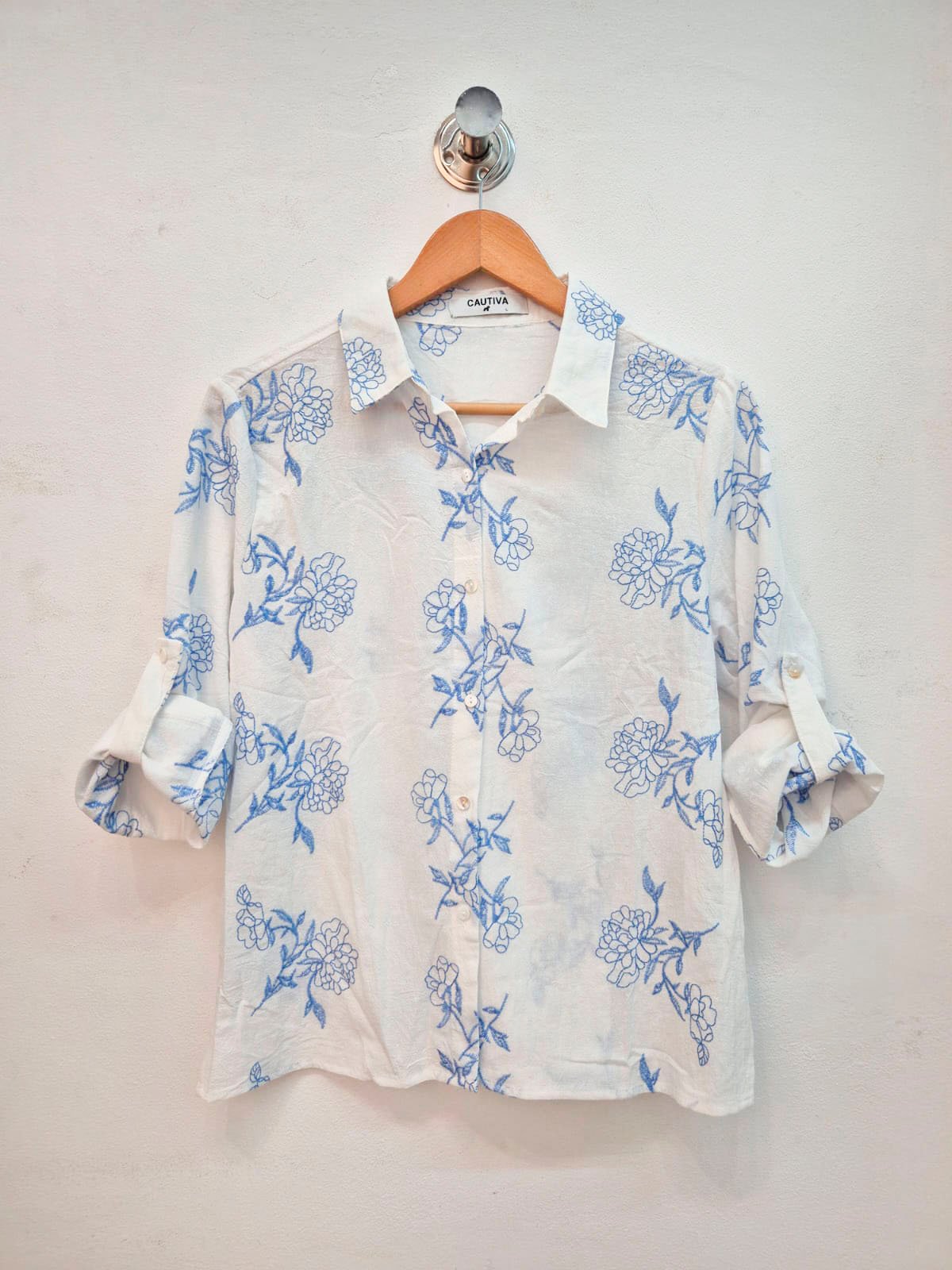 Camisa blanca con estampado floral azul y cuello clásico