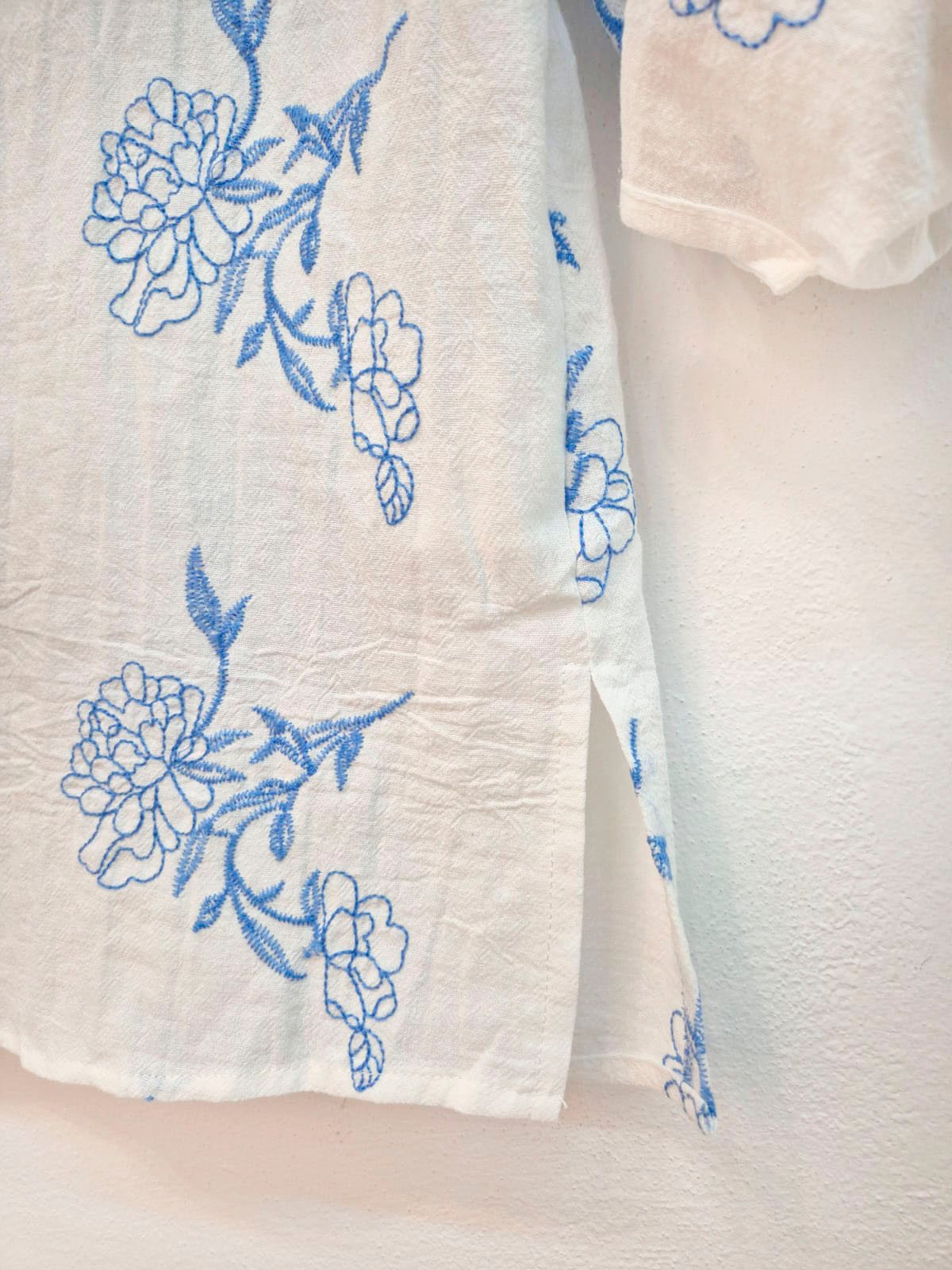 Camisa blanca con estampado floral azul y manga larga