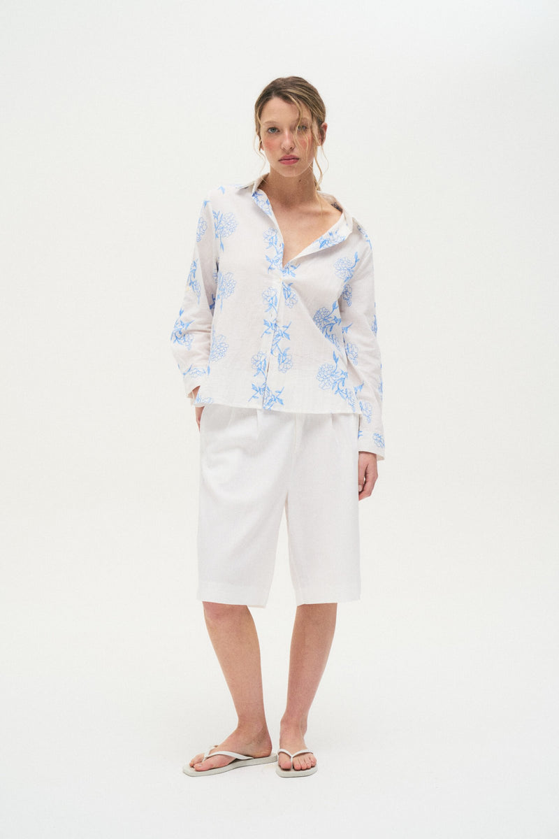 Camisa blanca con estampado floral azul y manga larga