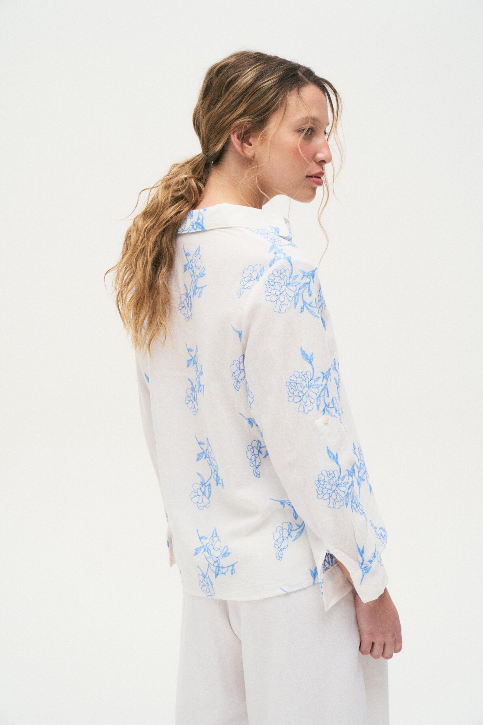 Camisa blanca con estampado floral azul y cuello solapa