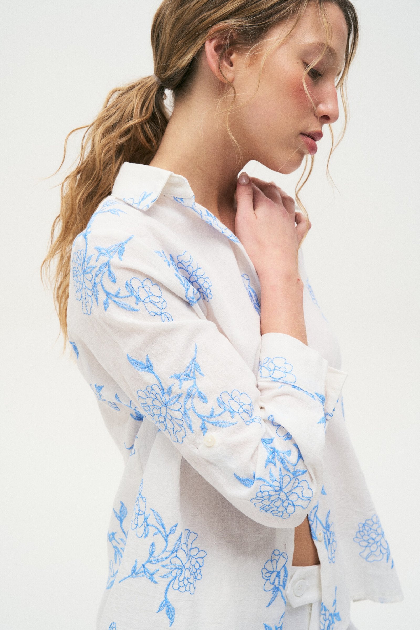 Camisa blanca con estampado floral azul y manga larga