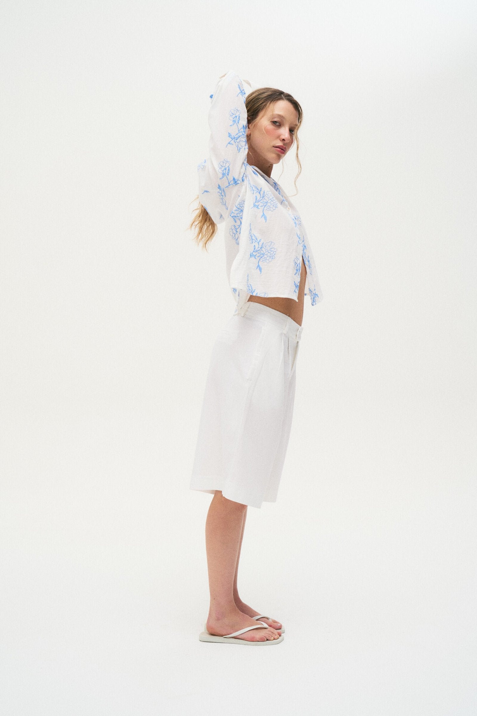 Camisa blanca con estampado floral azul y manga larga