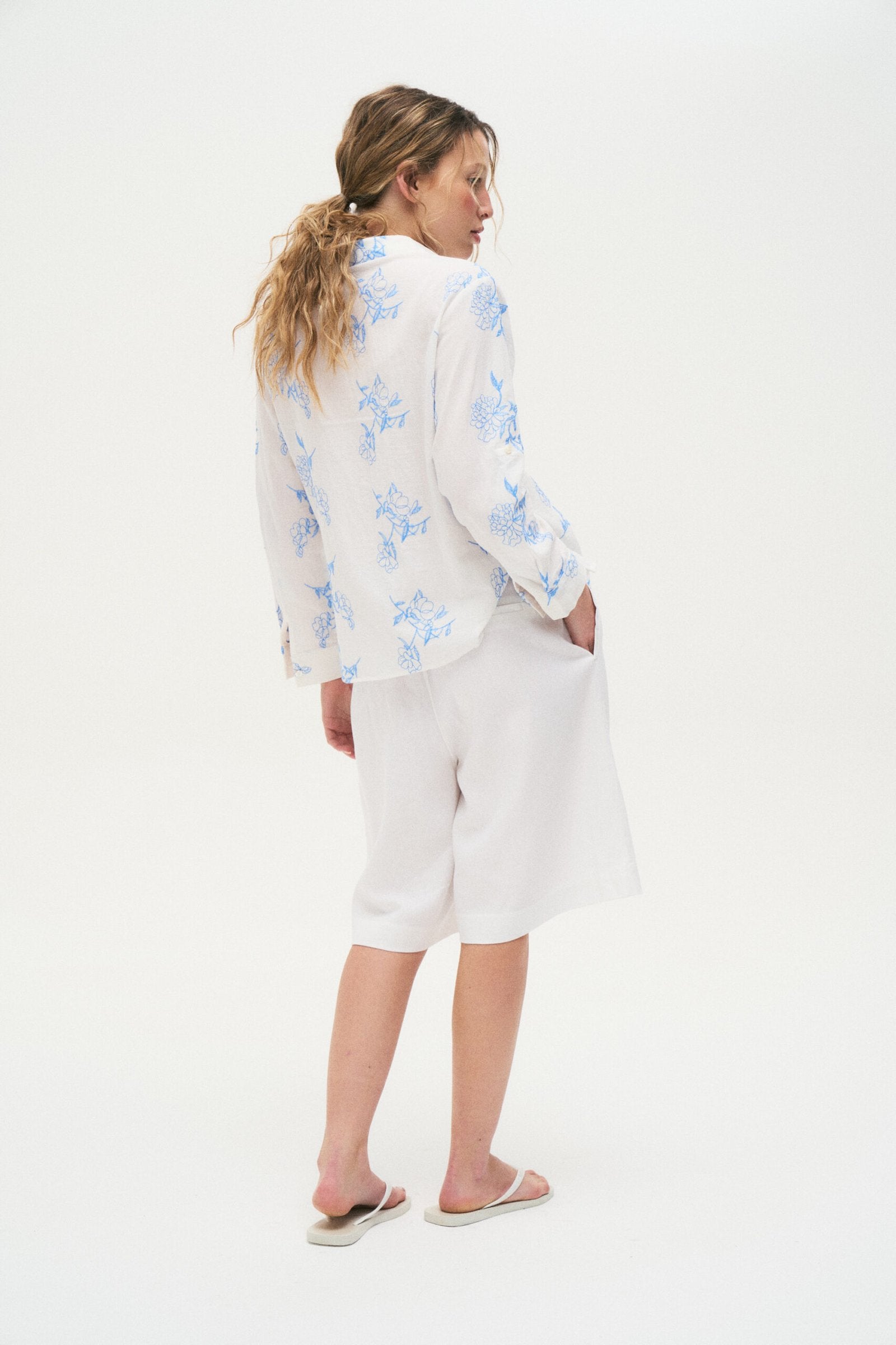 Camisa blanca con estampado floral azul y manga larga