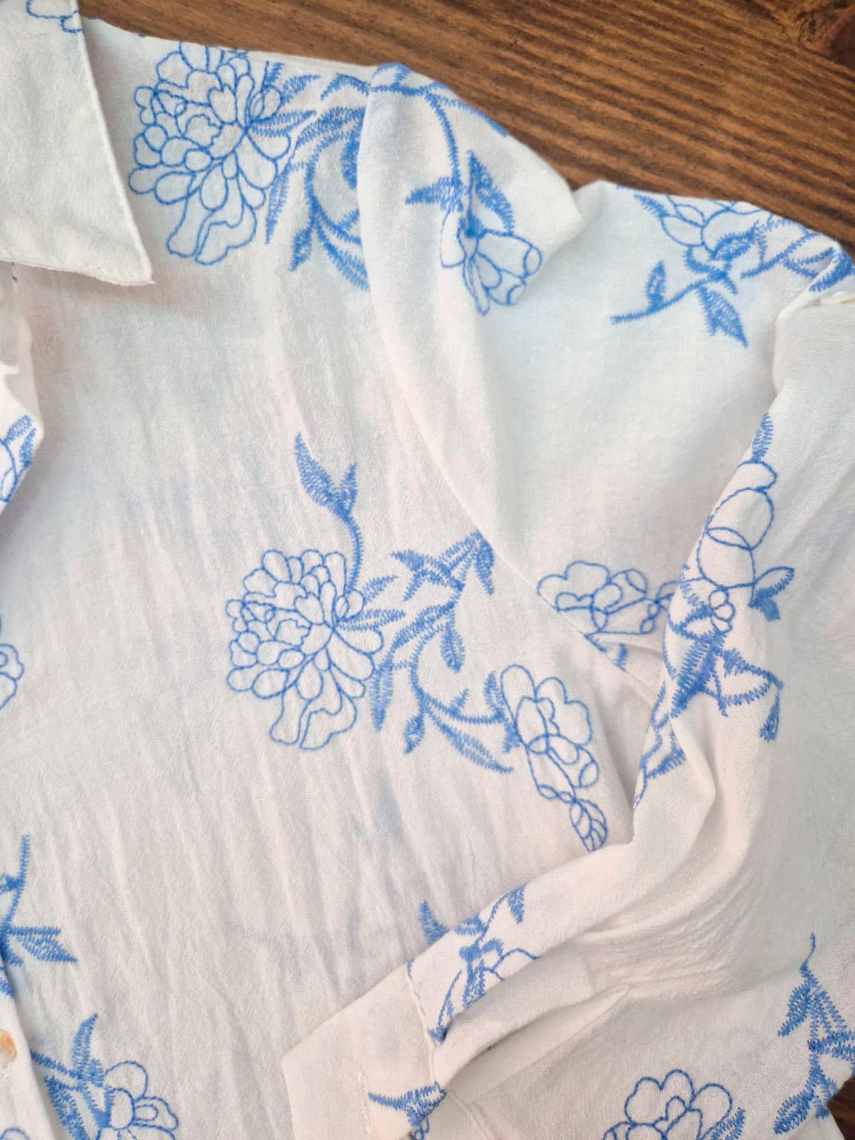 Camisa blanca de algodón con estampado floral azul y manga larga