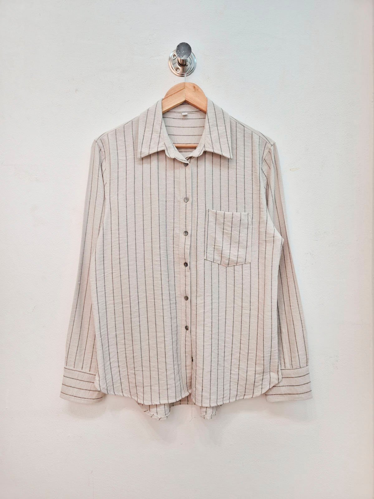 Camisa beige a rayas verticales con cuello clásico y manga larga