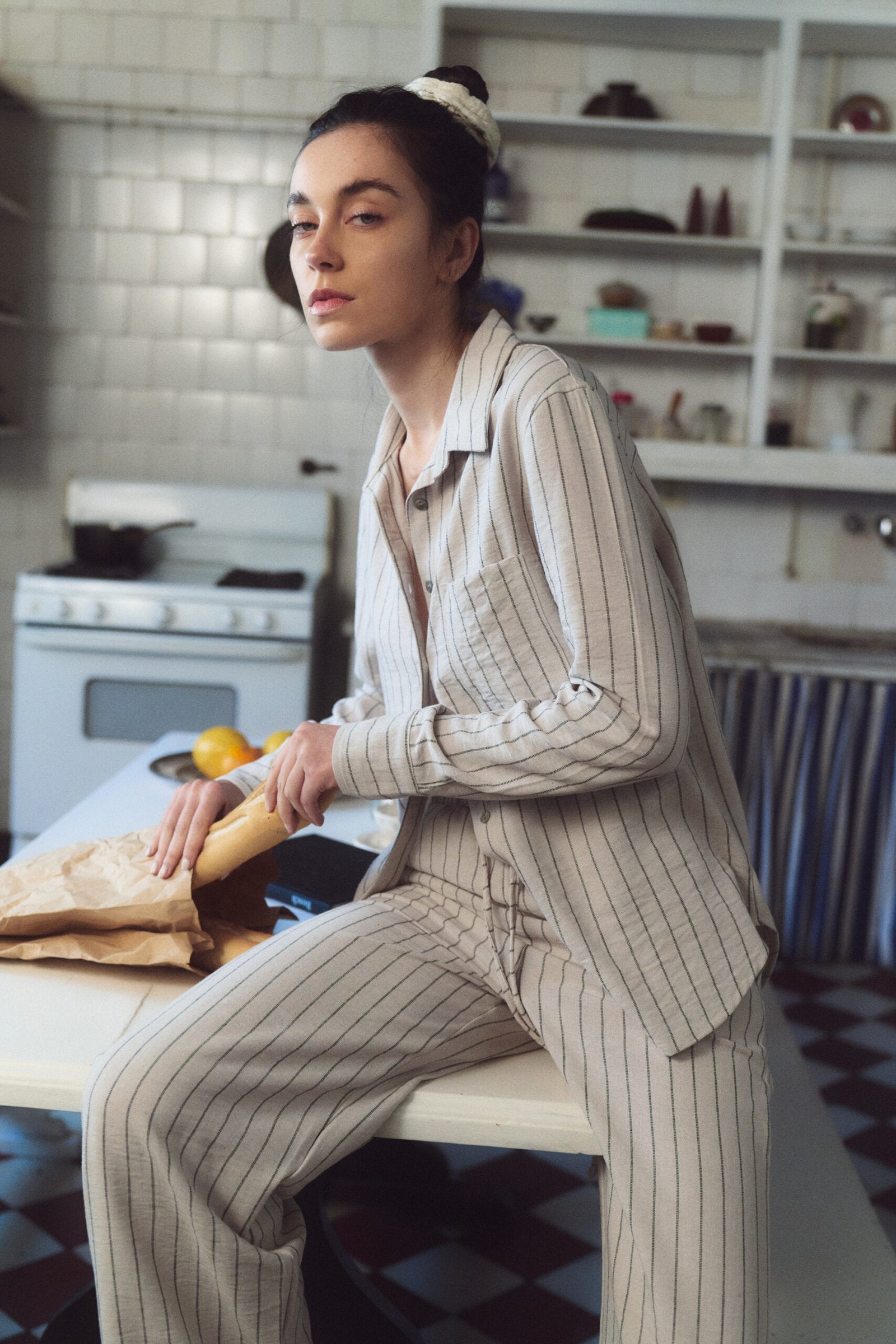 Camisa beige con rayas verticales grises y botones frontales
