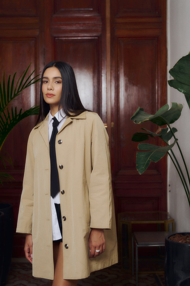 Trench beige de algodón con botones y solapas clásicas