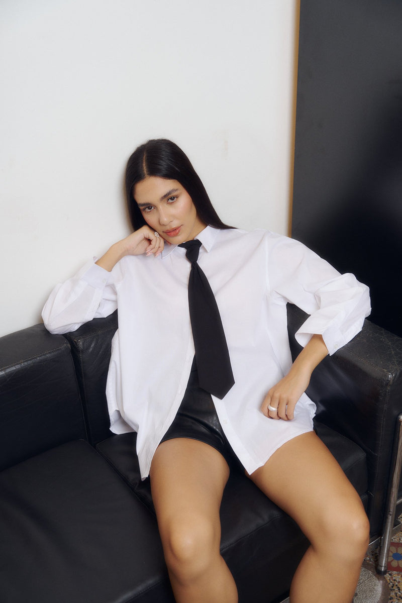 Camisa blanca oversize de manga larga y escote clásico