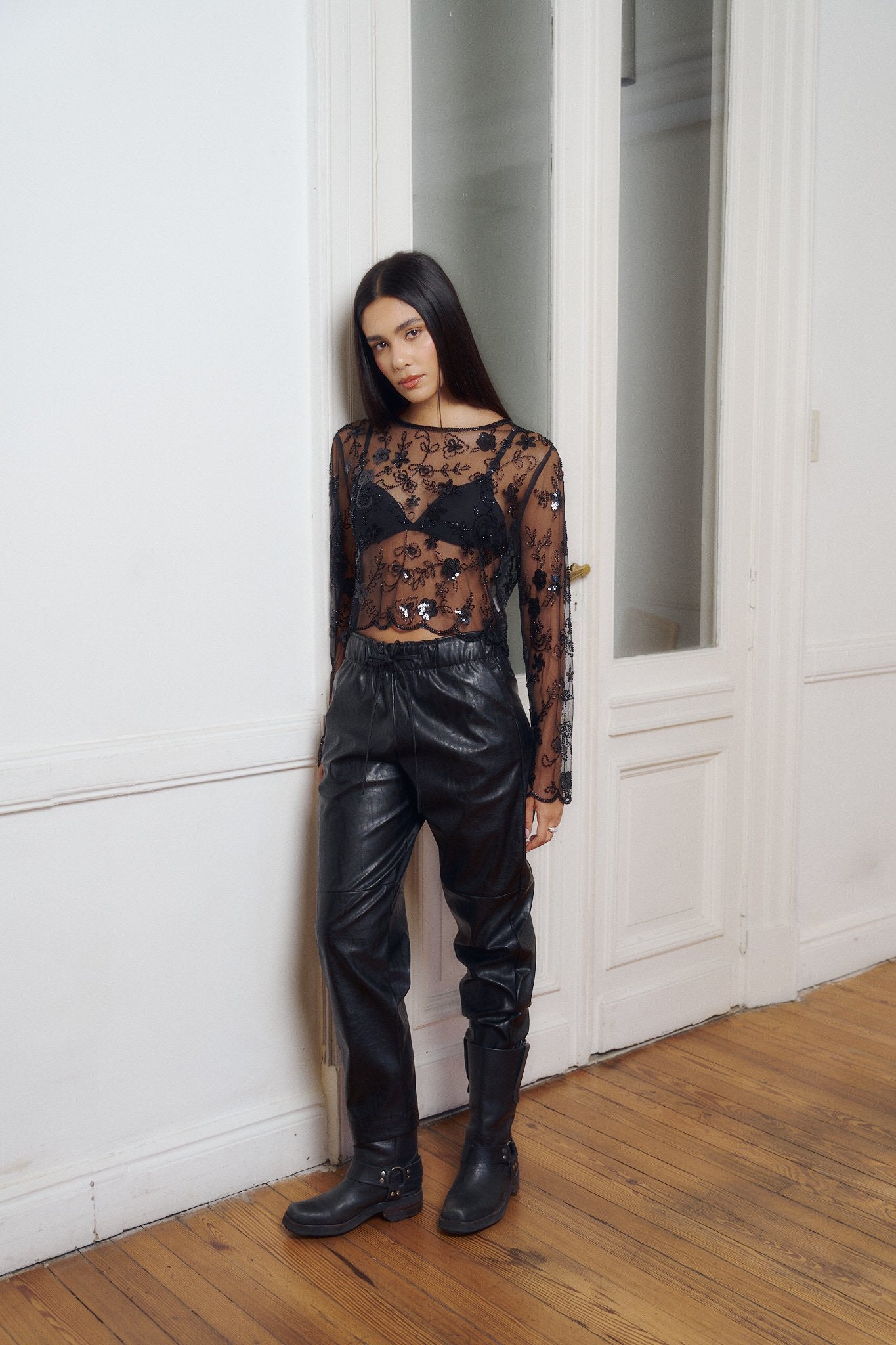 Pantalón negro de cuero sintético con cintura elástica y largo tobillero