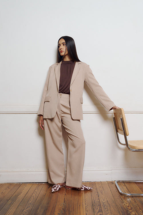 Blazer beige de lino con solapas y botones simples