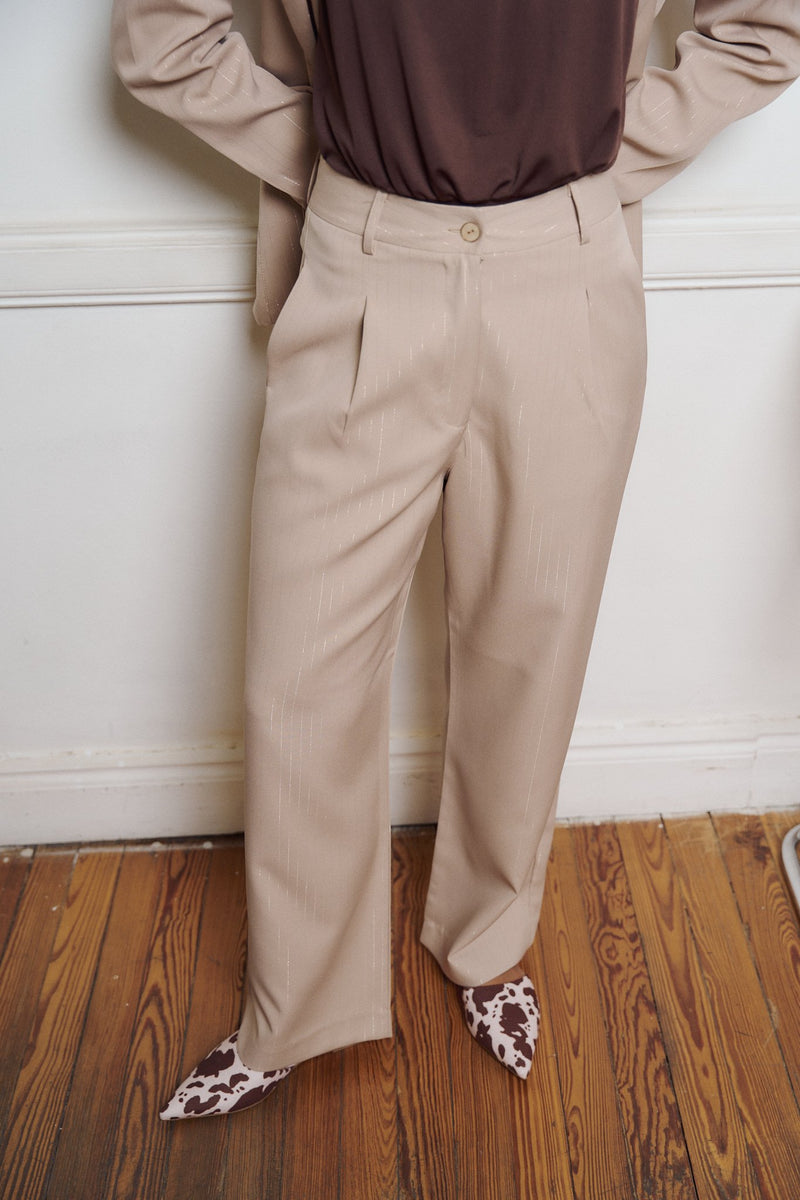 Pantalón beige de tiro alto con pinzas y pierna recta
