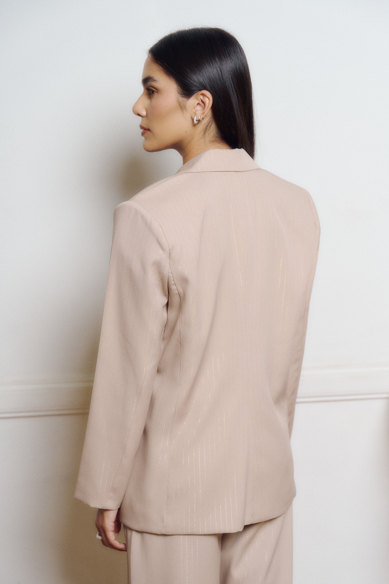Blazer beige con solapas y manga larga de corte recto