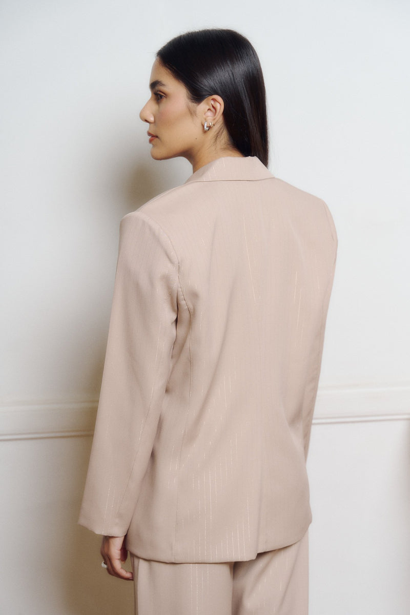 Blazer beige con solapas y manga larga de corte recto