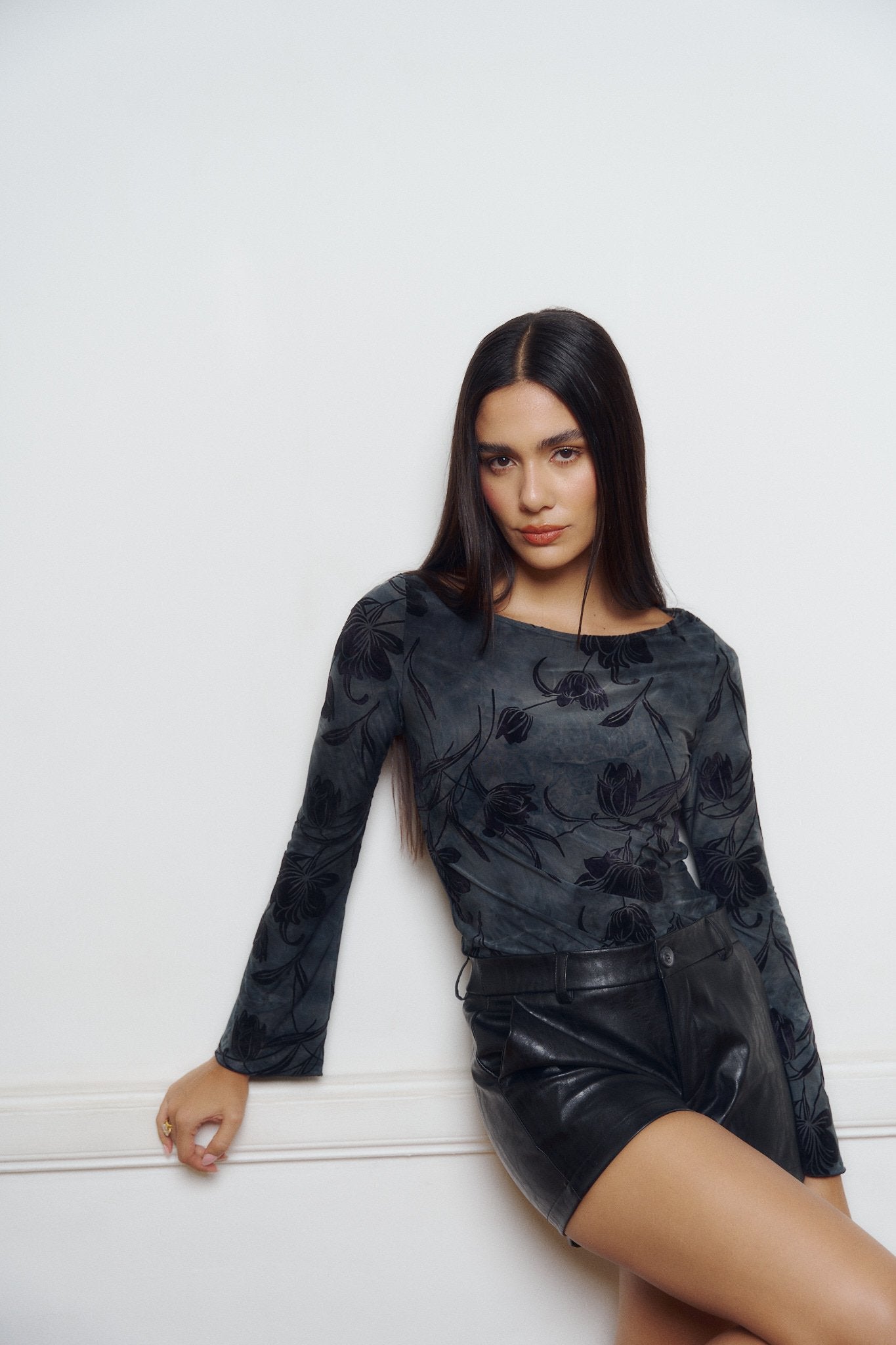 Blusa negra estampada floral con manga larga y escote redondo