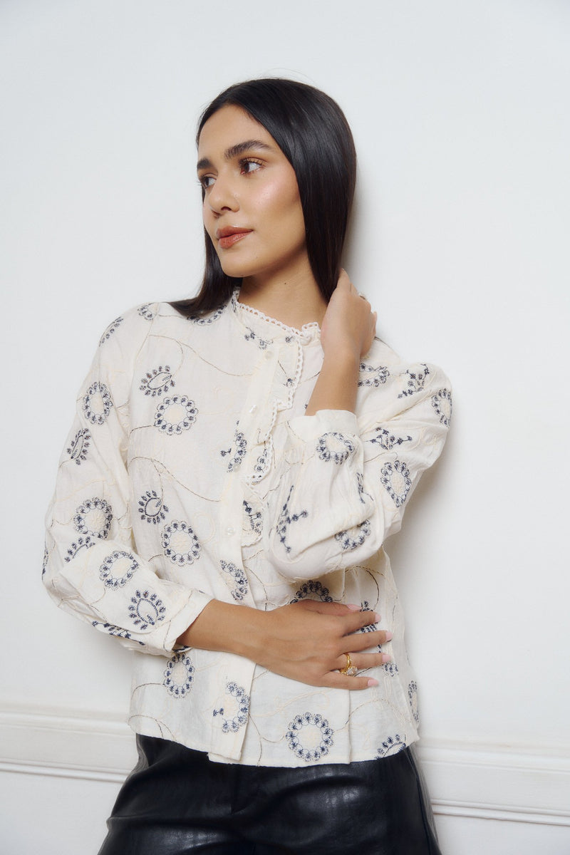 Camisa crema con estampado de círculos azules y manga tres cuartos