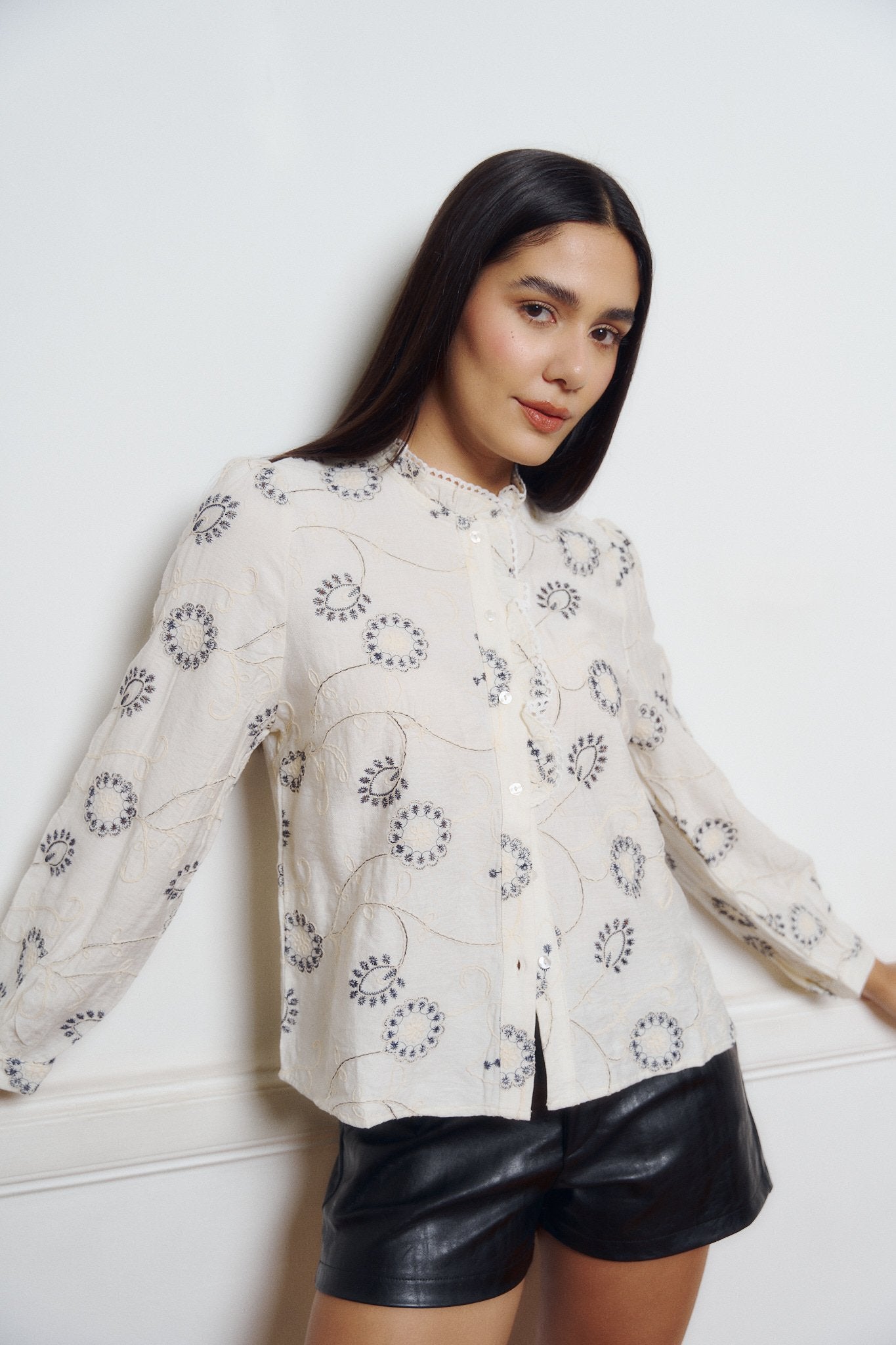 Camisa beige con estampado de círculos y líneas en azul marino, manga larga y botones frontales
