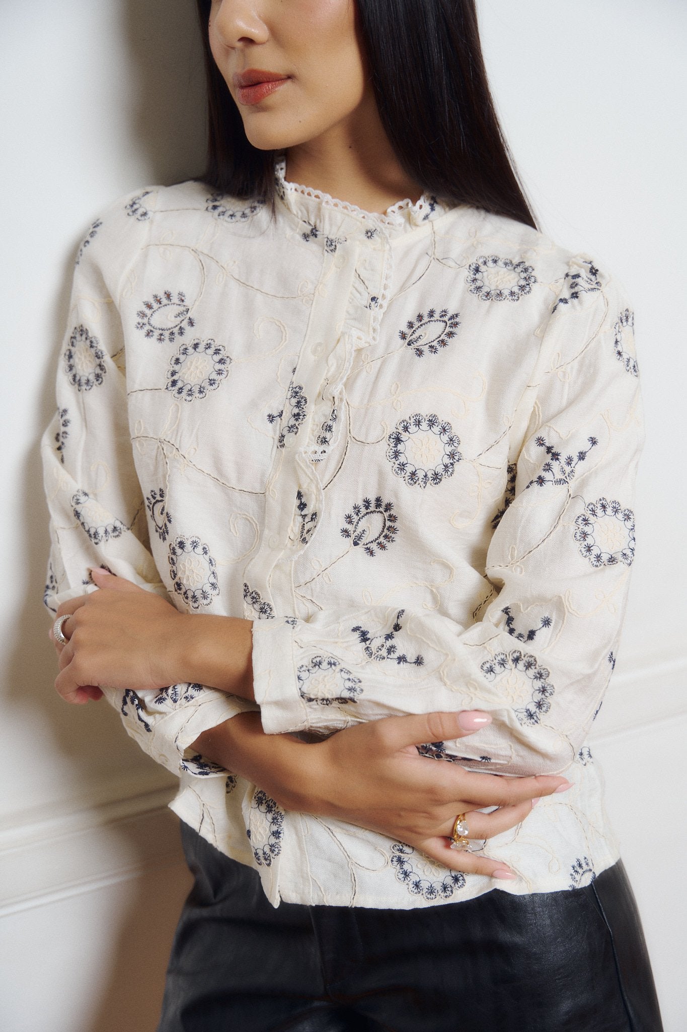 Camisa crema con estampado de círculos azul marino y botones delanteros