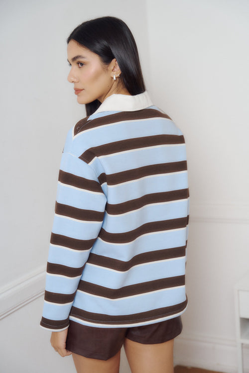 Buzo rayado azul cielo y marrón con cuello blanco