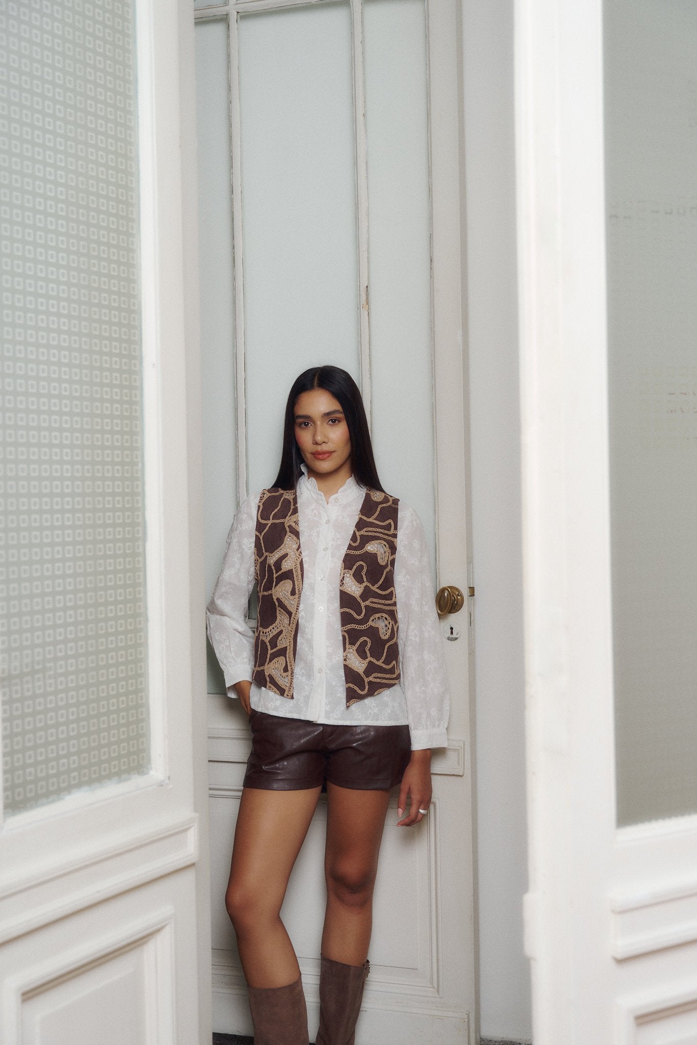 Chaleco Elba marrón con estampado geométrico beige sin mangas