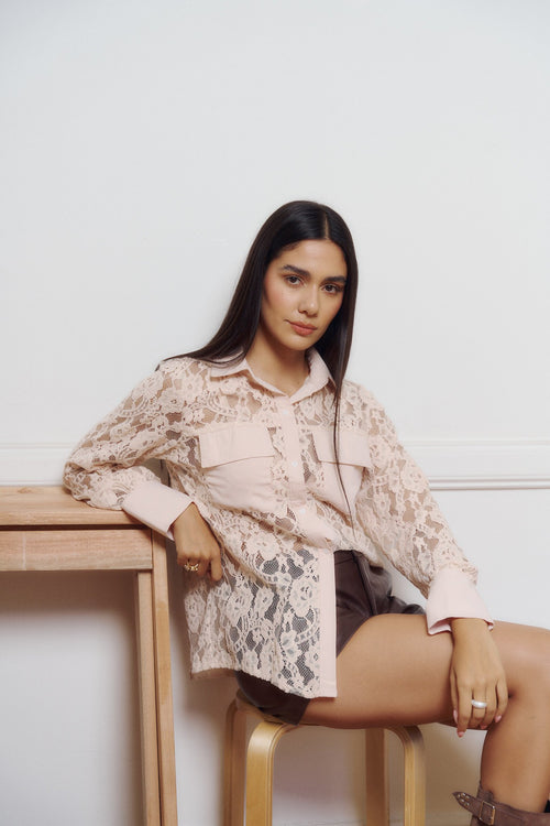 Camisa de encaje rosa palo con manga larga y botones delanteros