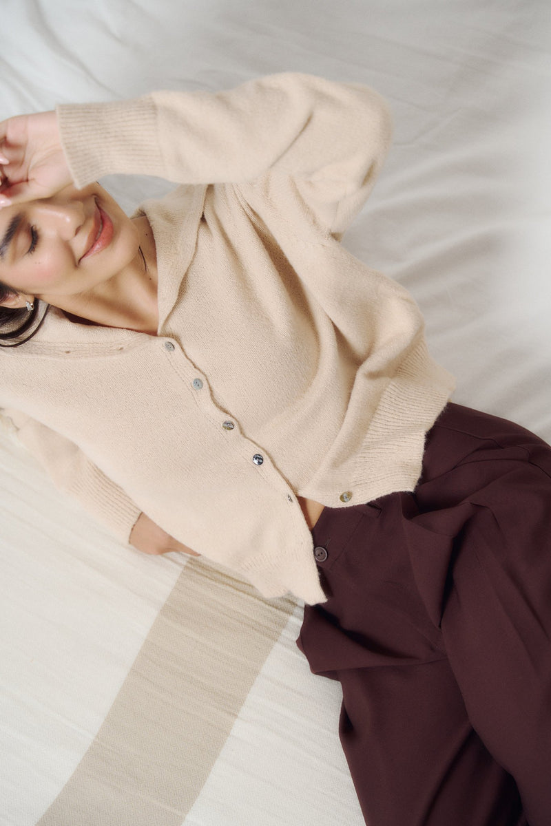 Saco beige de punto tejido con botones y manga larga