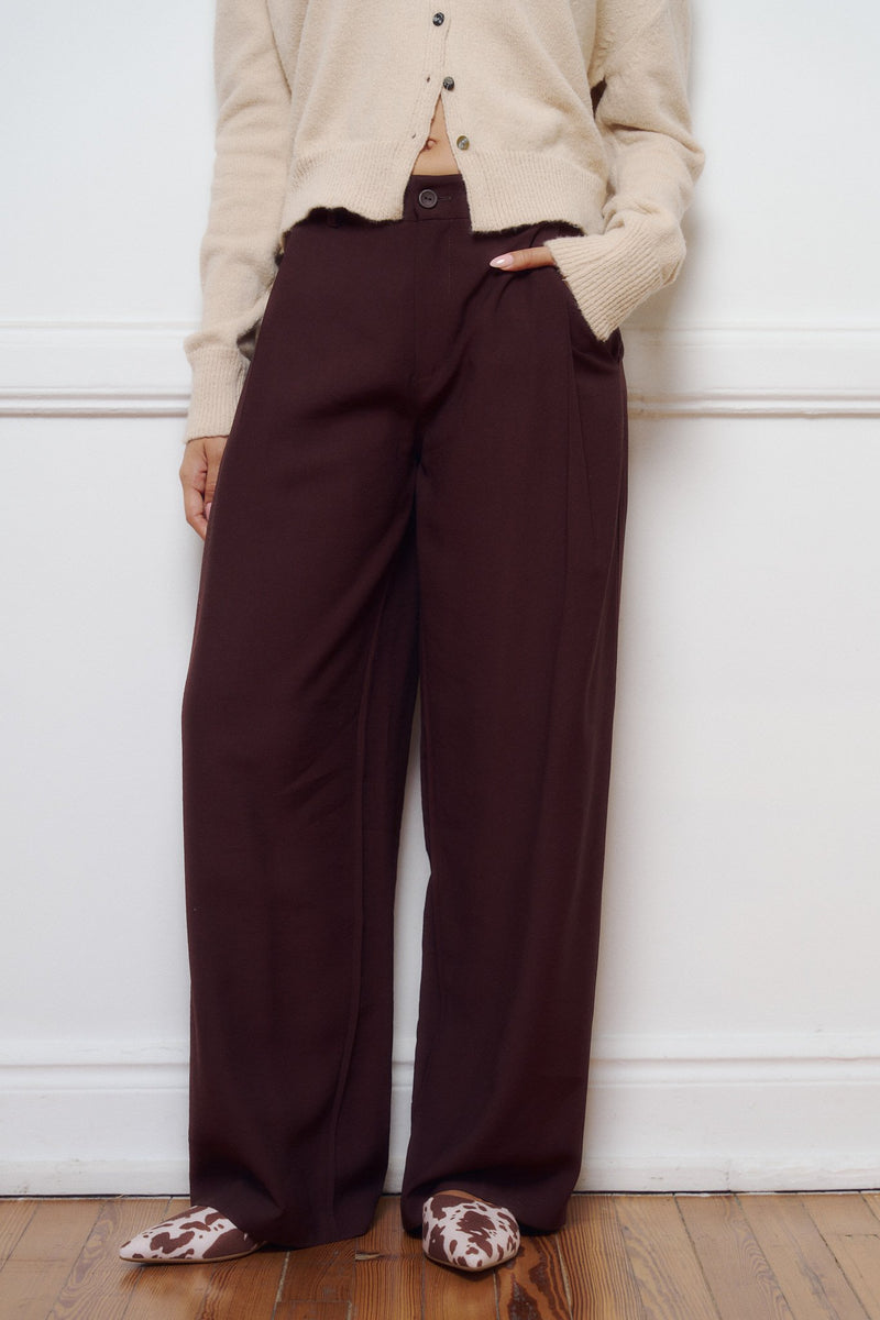 Pantalón de tiro alto color bordo con pierna recta y bolsillos