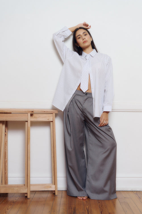 Camisa blanca de algodón rayada con cuello y manga larga