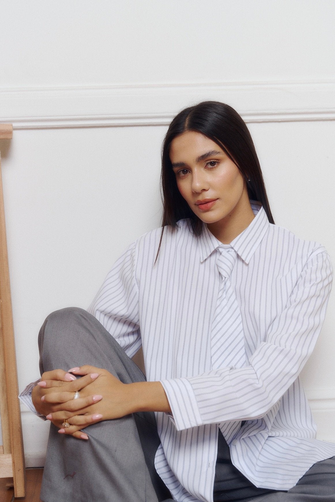 Camisa blanca de rayas finas con cuello clásico y manga larga
