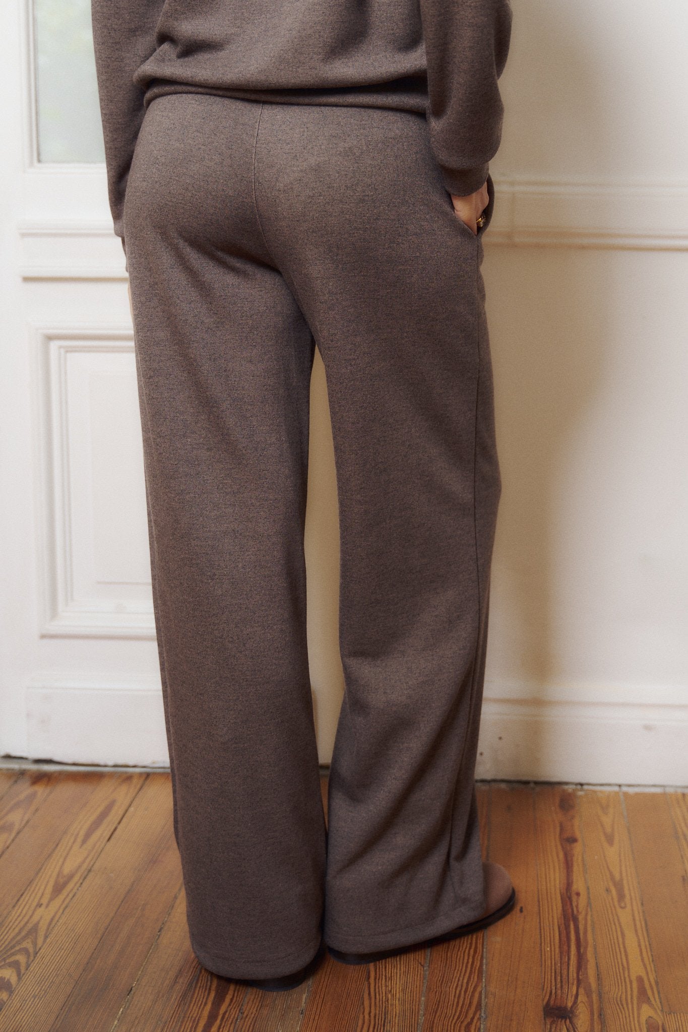 Pantalón ancho marrón topo con tiro alto y largo tobillero