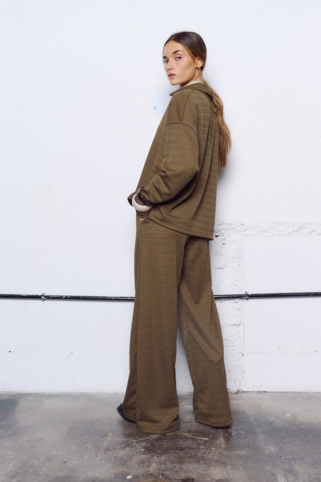 Pantalón de lino marrón claro de tiro alto y pierna ancha