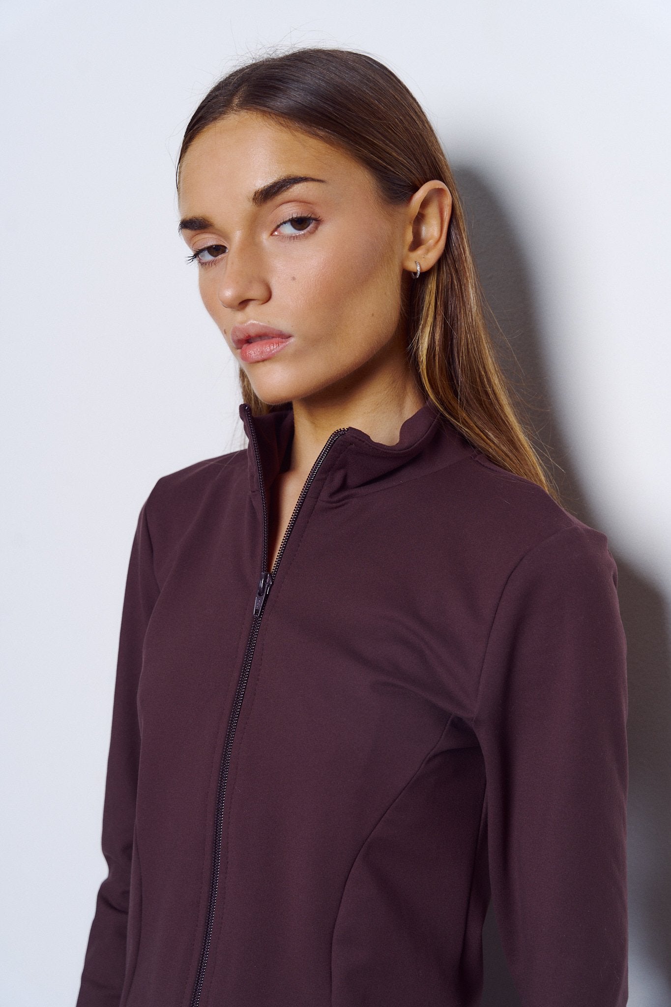 Campera burdeos con cierre frontal y cuello alto