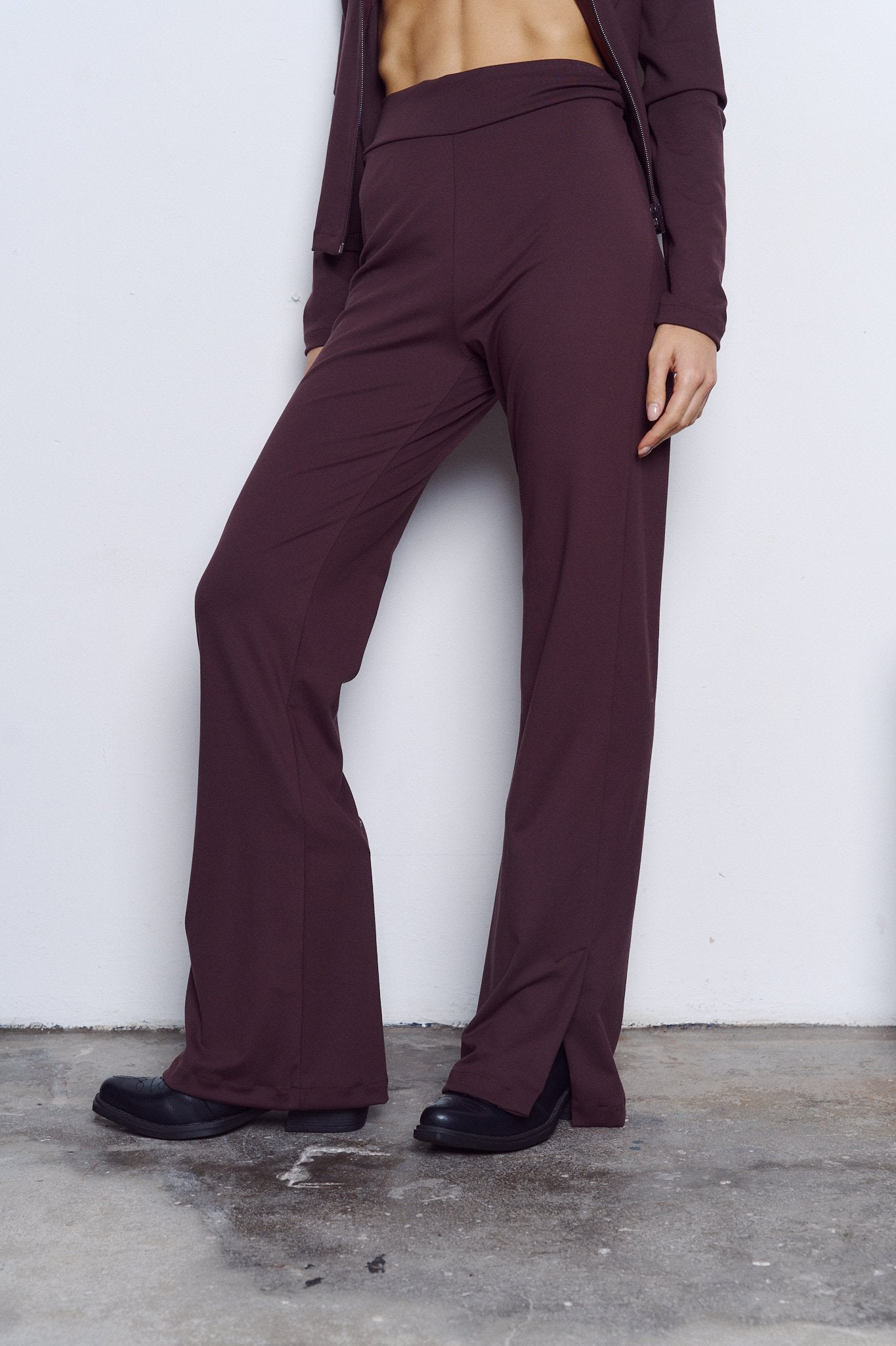 Pantalón burgundy de tiro bajo y pierna acampanada
