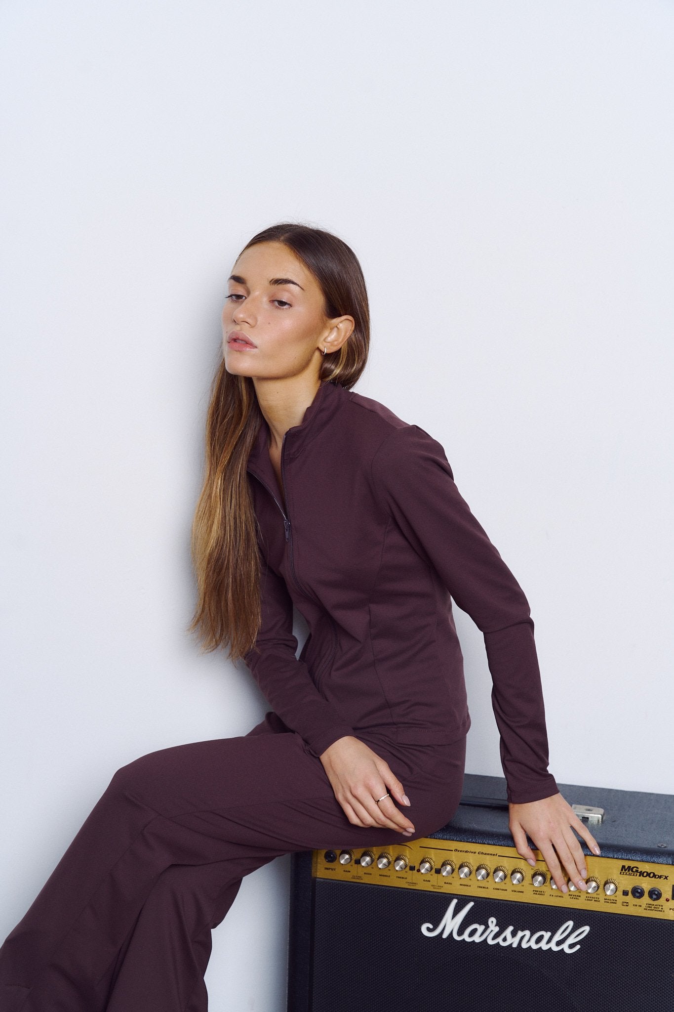 Campera burdeos de manga larga con cierre frontal