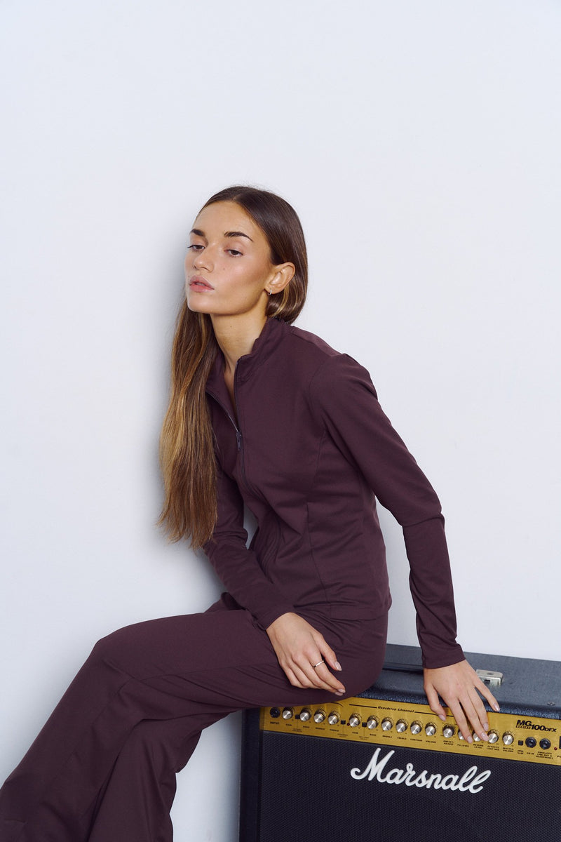 Campera burdeos de manga larga con cierre frontal