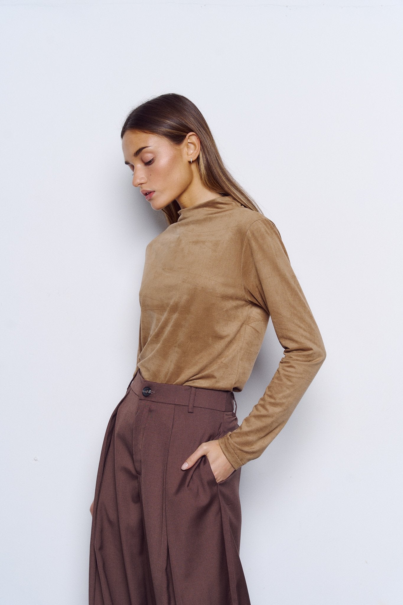 Remera beige de manga larga y cuello alto