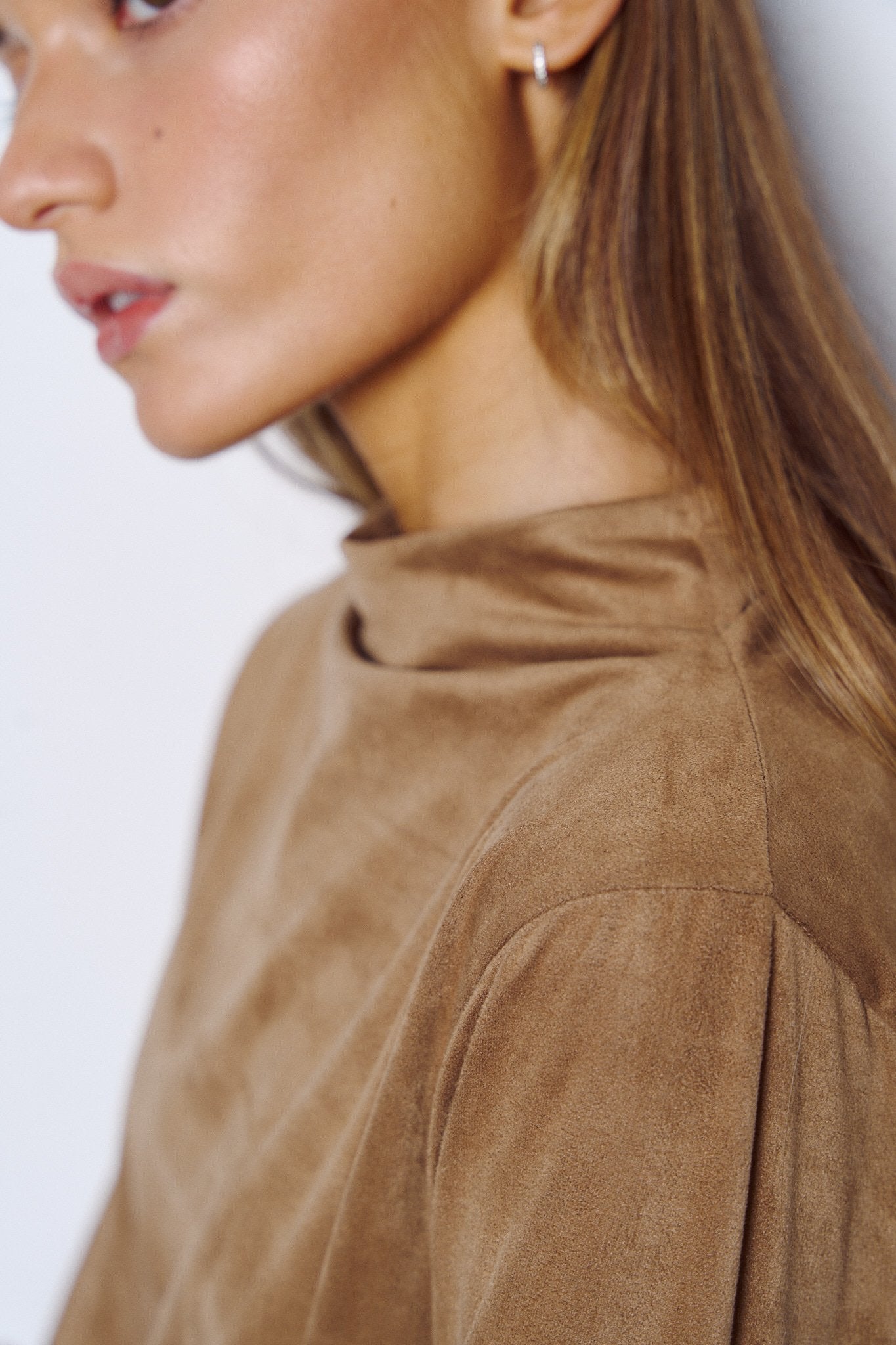 Remera camel de manga larga y cuello redondo