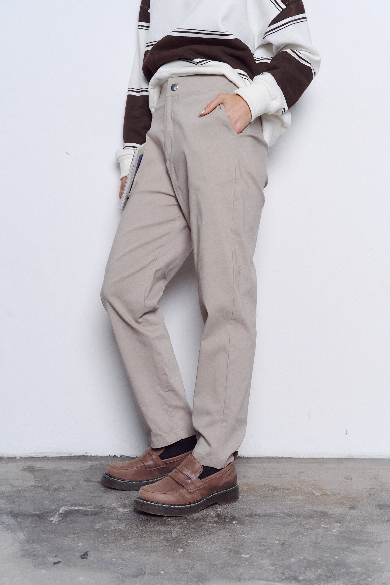 Pantalón beige de tiro medio con bolsillos y cierre frontal