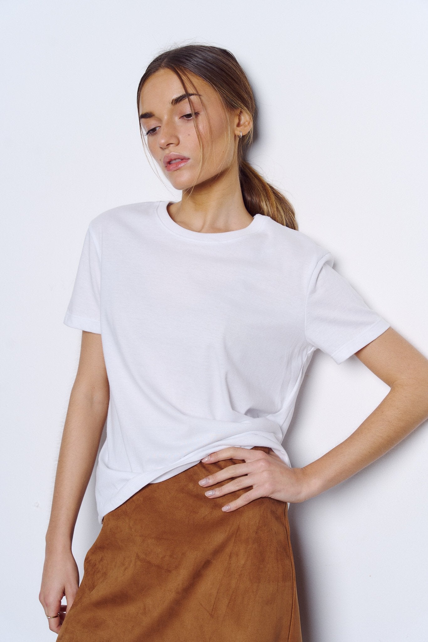 Remera blanca de algodón con cuello redondo y manga corta