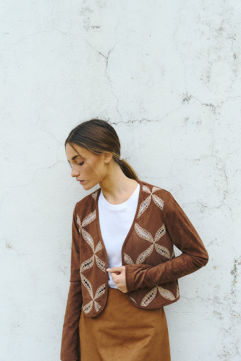 Saco marrón con bordado geométrico beige y botones delanteros