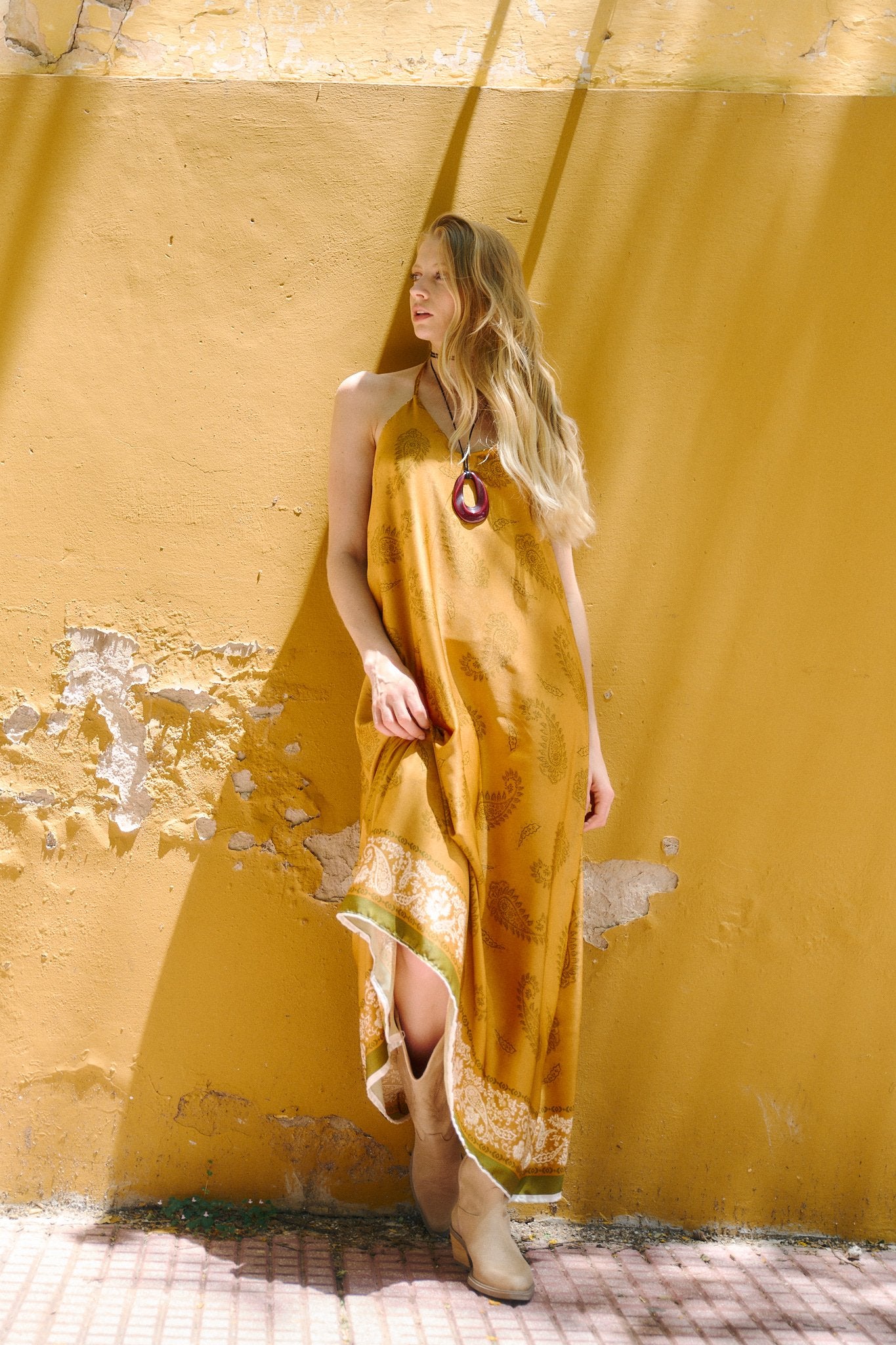 Vestido largo amarillo mostaza con estampado y escote halter