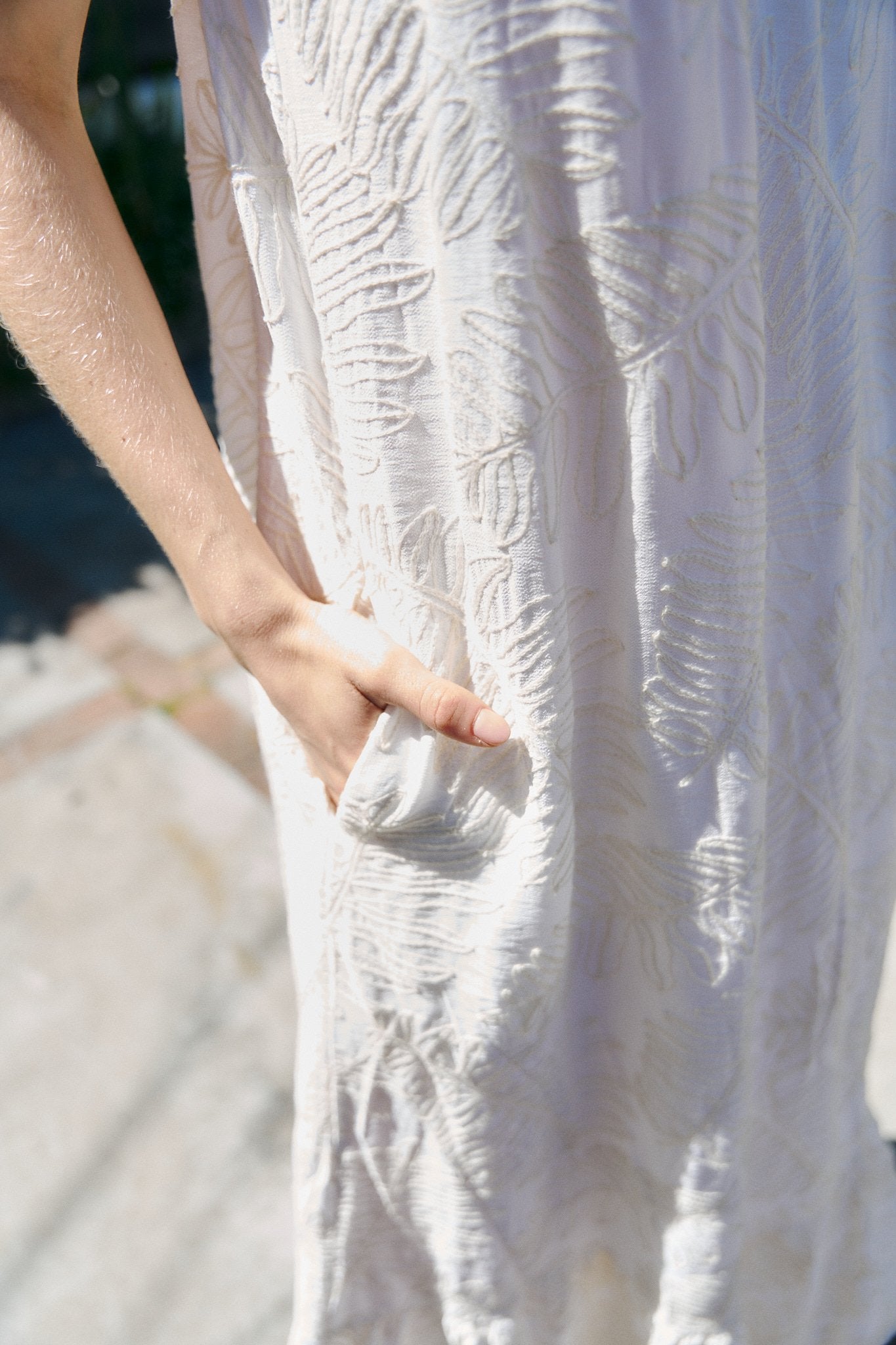 Vestido blanco de encaje con textura floral y manga corta